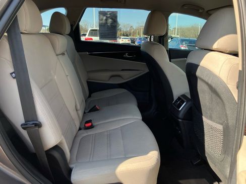 Used 2019 Kia Sorento FWD V6 image 33