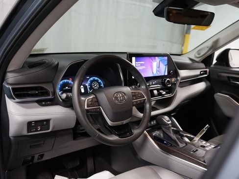 Used 2023 Toyota Highlander Limited image 11