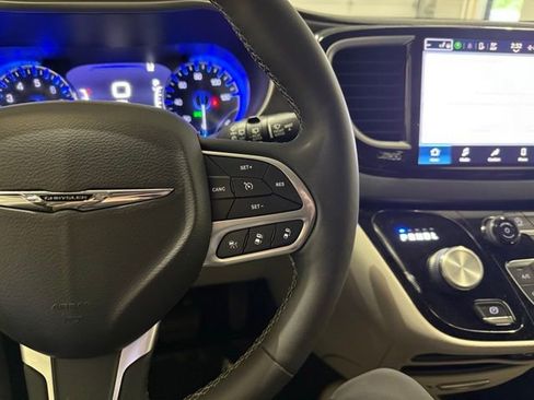 Used 2023 Chrysler Pacifica Touring-L FWD image 16