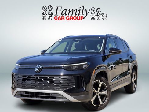 Used 2025 Volkswagen Tiguan SE AWD/4WD image 1
