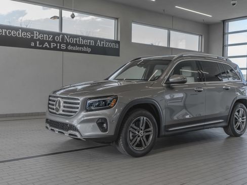 Used 2025 Mercedes-Benz GLB 250 4MATIC image 3
