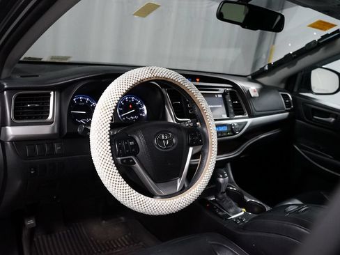 Used 2016 Toyota Highlander XLE FWD image 7