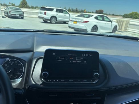 Used 2025 Nissan Rogue SV FWD image 16