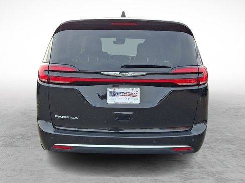 Used 2024 Chrysler Pacifica Touring-L image 4