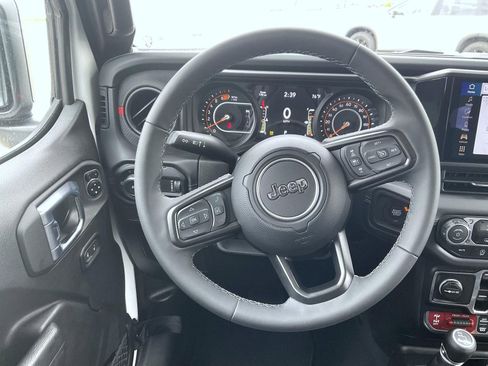 Used 2025 Jeep Wrangler Unlimited Rubicon AWD/4WD image 13