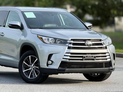 Used 2018 Toyota Highlander XLE AWD/4WD image 48
