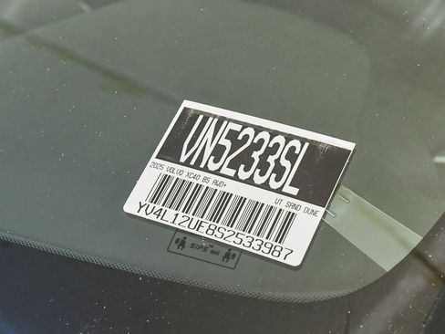 Certified 2025 Volvo XC40 B5 Plus w/ Climate Package image 31