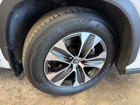 Used 2022 Toyota Highlander XLE image 12