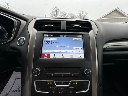 Used 2017 Ford Fusion SE w/ Fusion SE Technology Package image 12