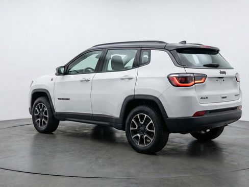 Used 2025 Jeep Compass Trailhawk AWD/4WD image 6