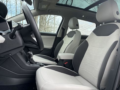 Used 2025 Volkswagen Taos SE w/ Panoramic Sunroof Package image 25