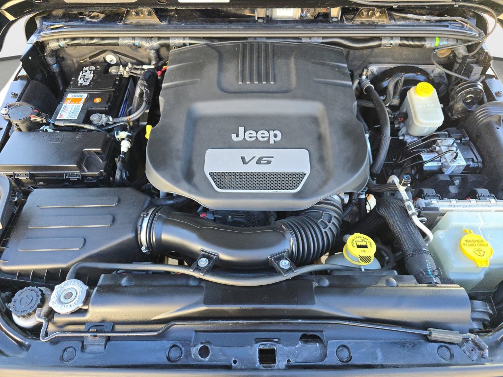 Used 2015 Jeep Wrangler Unlimited Sahara w/ Connectivity Group AWD/4WD image 34