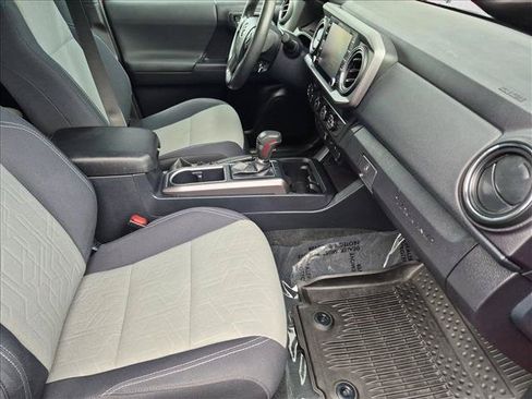 Used 2020 Toyota Tacoma TRD Off-Road w/ Technology Package AWD/4WD image 18