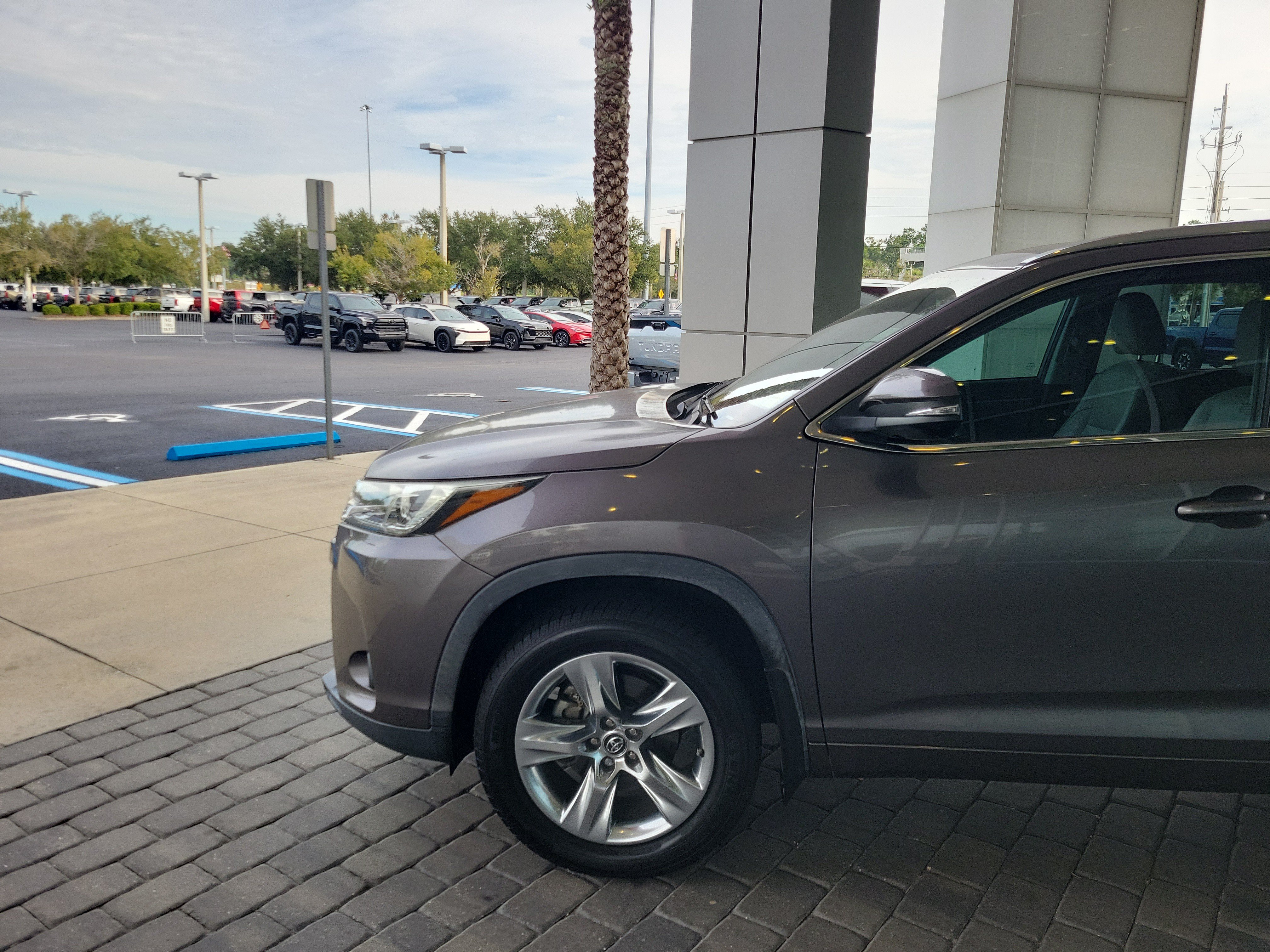 Used 2019 Toyota Highlander Limited FWD image 2
