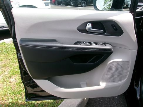 Certified 2024 Chrysler Pacifica Touring-L FWD image 6