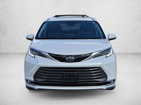Used 2023 Toyota Sienna Limited AWD/4WD image 2