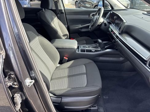 Certified 2025 Kia Sorento LX image 13