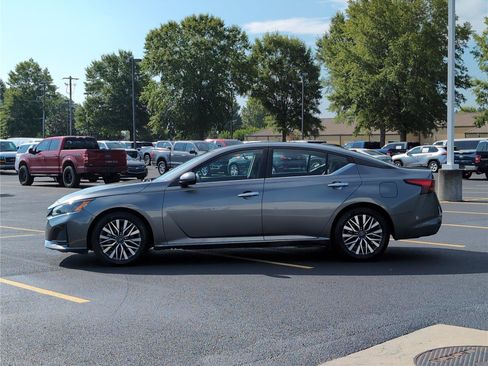 Used 2023 Nissan Altima 2.5 SV FWD image 2