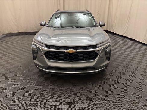 Used 2025 Chevrolet Trax LT w/ LT Convenience Package image 2