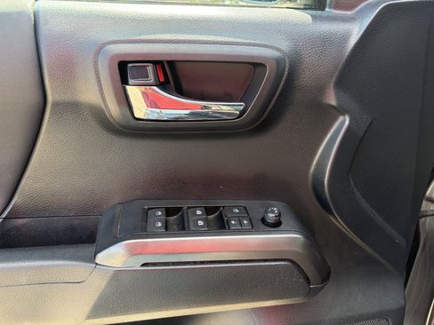 Used 2019 Toyota Tacoma TRD Sport AWD/4WD image 12