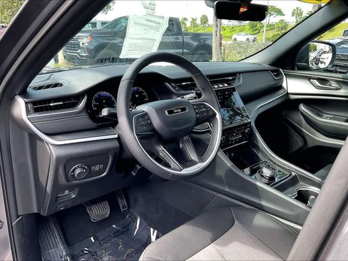 Used 2025 Jeep Grand Cherokee Laredo X w/ Luxury Tech Group I RWD image 14