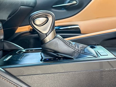 Certified 2025 Lexus ES 300h w/ Premium Package image 22