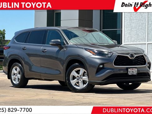 Used 2022 Toyota Highlander LE AWD/4WD image 1