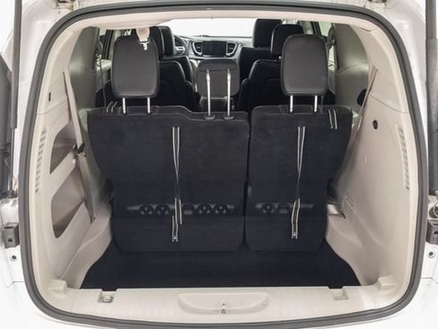 Used 2024 Chrysler Pacifica Touring-L FWD image 38