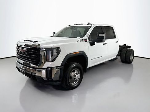 Used 2025 GMC Sierra 3500 Pro w/ Convenience Package AWD/4WD image 3