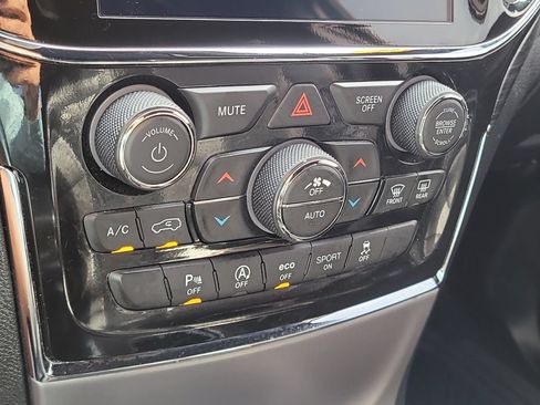 Used 2019 Jeep Grand Cherokee Laredo RWD image 28