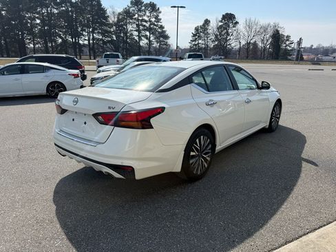 Used 2023 Nissan Altima 2.5 SV w/ SV Premium Package image 8