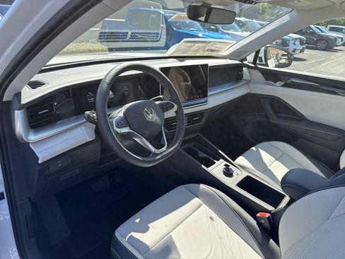 New 2025 Volkswagen Tiguan SE image 8