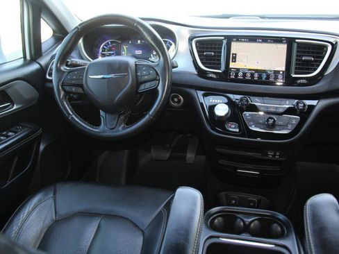 Used 2020 Chrysler Pacifica Touring-L w/ S Appearance Package FWD image 9