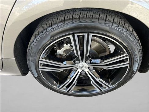 Used 2019 Volvo S60 T8 Inscription image 16