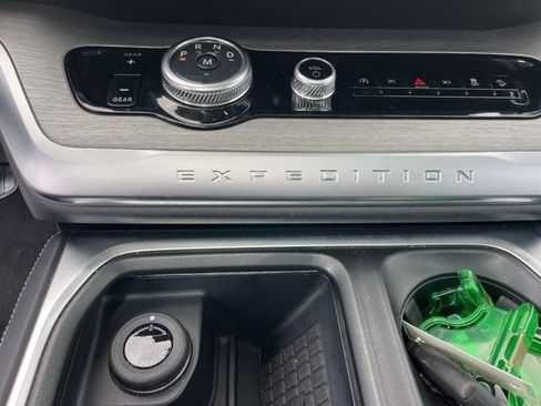Used 2025 Ford Expedition Platinum AWD/4WD image 32