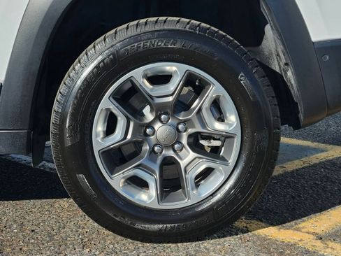 Used 2019 Jeep Cherokee Trailhawk image 27