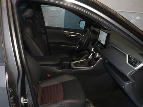 Used 2025 Toyota RAV4 XSE AWD/4WD image 17