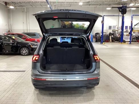 Used 2024 Volkswagen Tiguan SE w/ Panoramic Sunroof Package FWD image 8