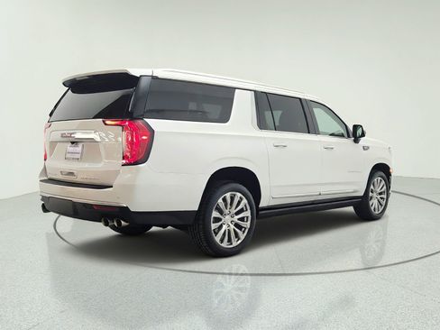 Used 2022 GMC Yukon XL Denali RWD image 5