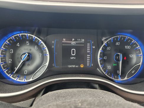 Used 2019 Chrysler Pacifica Touring-L FWD image 7