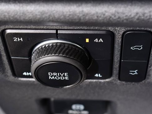 Used 2025 Ford Expedition Active image 30