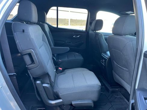 Used 2022 Chevrolet Traverse LT image 16