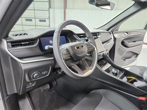 Used 2025 Jeep Grand Cherokee Laredo X w/ Luxury Tech Group I image 18