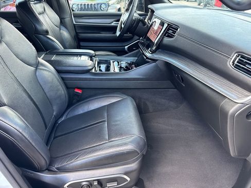 Certified 2024 Jeep Wagoneer Series II w/ Flexible Seating Group RWD image 15