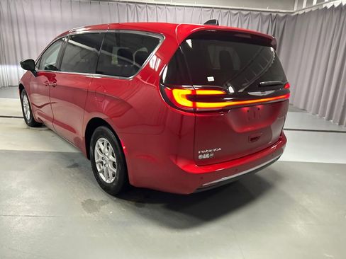 Used 2024 Chrysler Pacifica Touring-L image 5