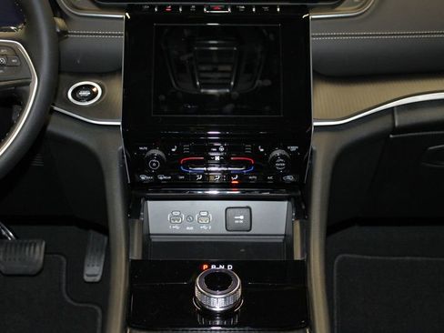 New 2025 Jeep Grand Cherokee Laredo w/ Luxury Tech Group I image 14