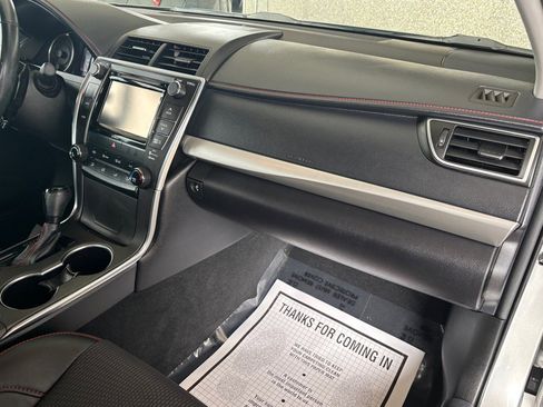 Used 2016 Toyota Camry SE w/ Moonroof Package FWD image 35