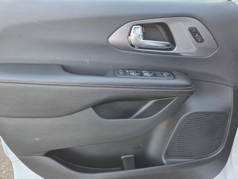 New 2026 Chrysler Pacifica Select image 13