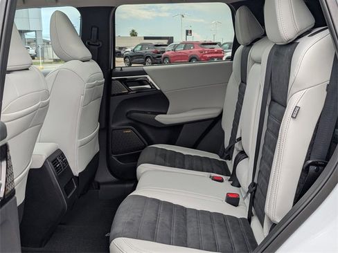New 2025 Mitsubishi Outlander SE image 25