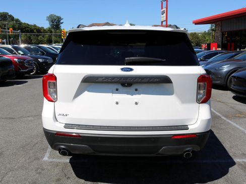 Used 2022 Ford Explorer XLT w/ Equipment Group 202A image 3